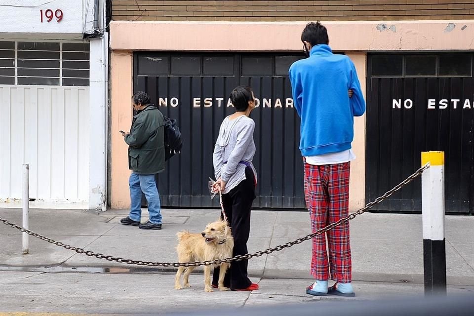 Habitantes de la CDMX desalojaron sus viviendas junto con sus mascotas en Eje 6 y Avenida Insurgentes.