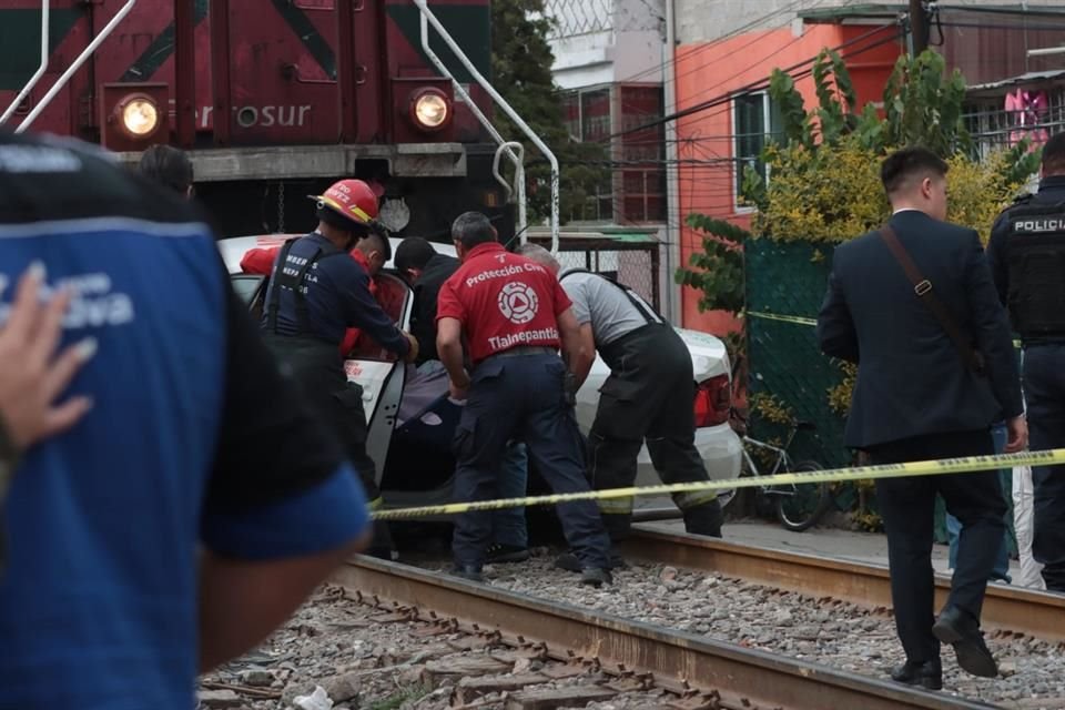 La mujer, de 54 años, viajaba en la parte trasera con su hija embarazada, según versión de vecinos.