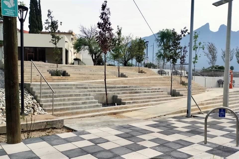 Vecinos piden a las autoridades municipales que terminen lo más pronto posible el parque.