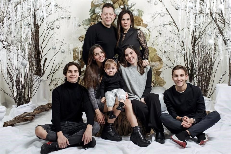 Alex Cantisani, Elisa Martínez, Elisa Martínez, <br>Memo Wolfskill, Ana Sofía Wolfskill, Antonella Cantisani, Ivanna Cantisani y Sebastián Cantisani