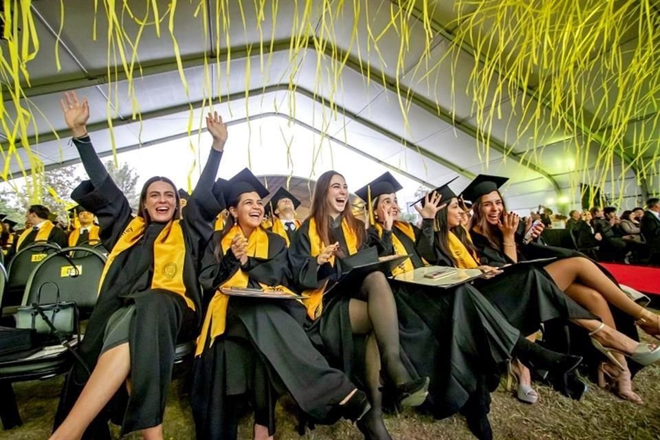 Mil 176 egresados del semestre Otoño 2023 culminaron con éxito sus estudios.