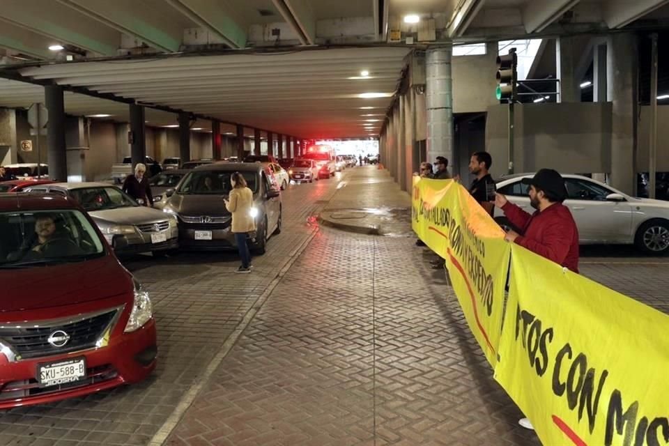 Pese a un choque ocasionado por el caos vial, los manifestantes no se retiraron del lugar.