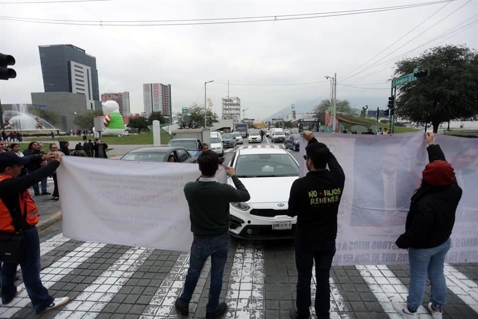 Los manifestantes bloquearon diversas calles del Primer Cuadro, como el cruce de Padre Mier y Zaragoza.