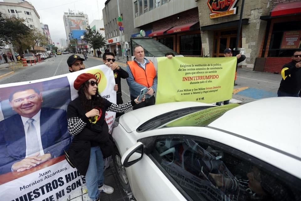 Automovilistas inconformes se acercaron a los manifestantes para presionarlos.