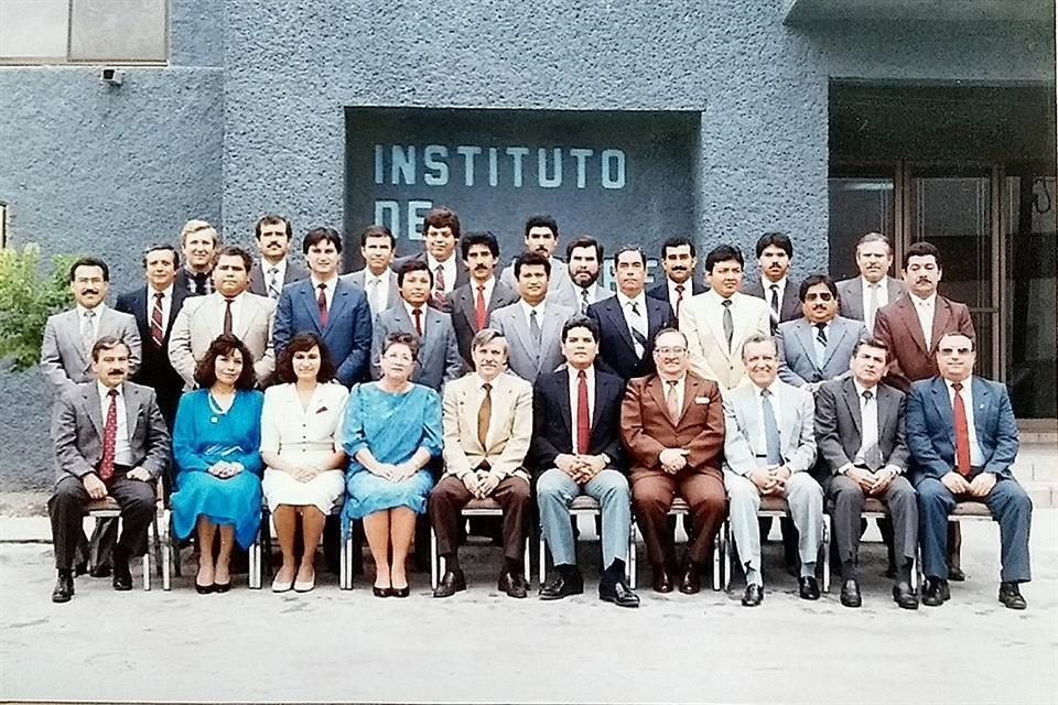 Primer generación de asistentes al Diplomado en Información  Financiera en 1988.