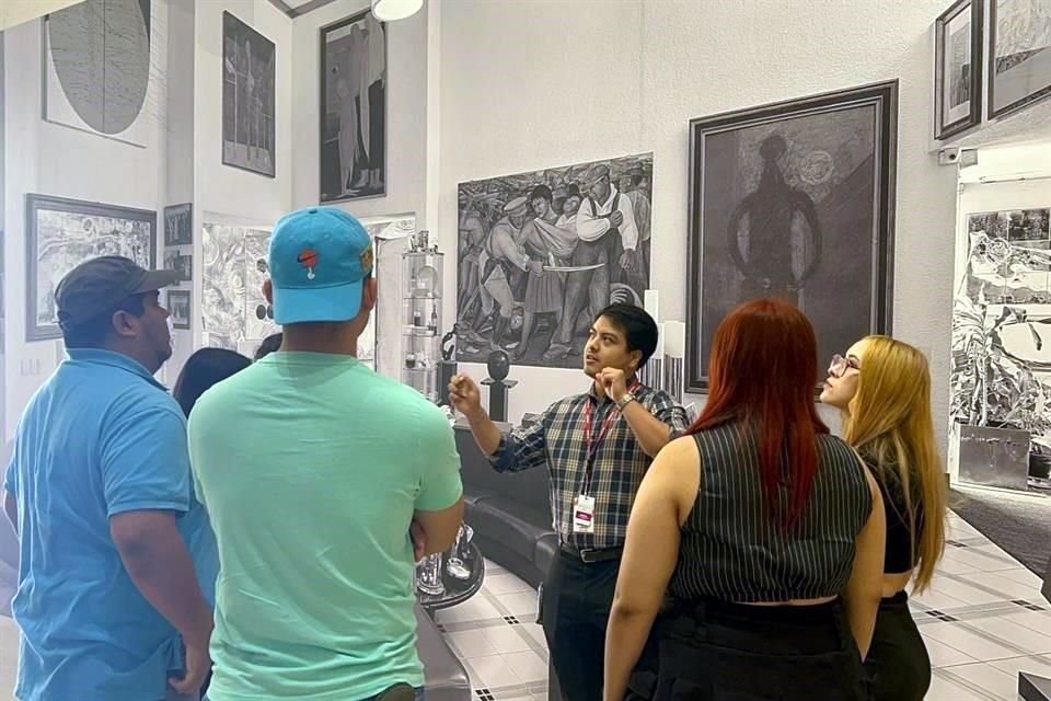 Personal de Marco recorre con los asistentes las exposiciones