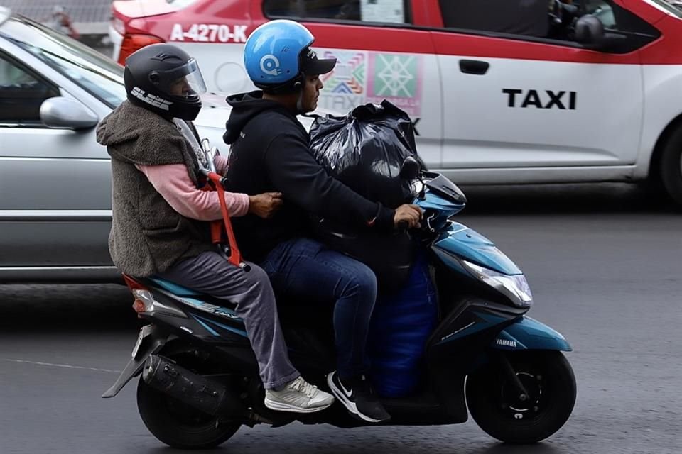 Algunas de las constantes faltas al Reglamento de Tránsito es cargar de más las unidades, afectando la conducción.