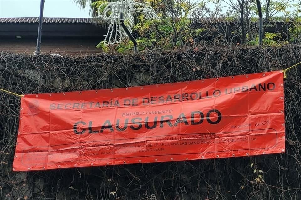 Una lona de clausura fue colocada en 'Las Cuatro Estaciones'.