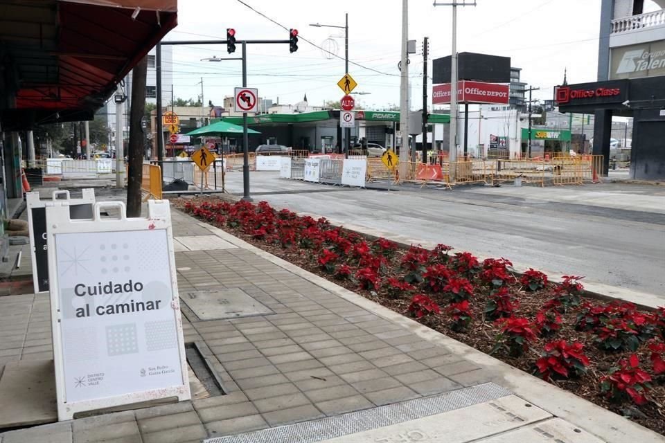 Algunas banquetas tienen señalizaciones para prevenir a los vecinos de trabajos complementarios.