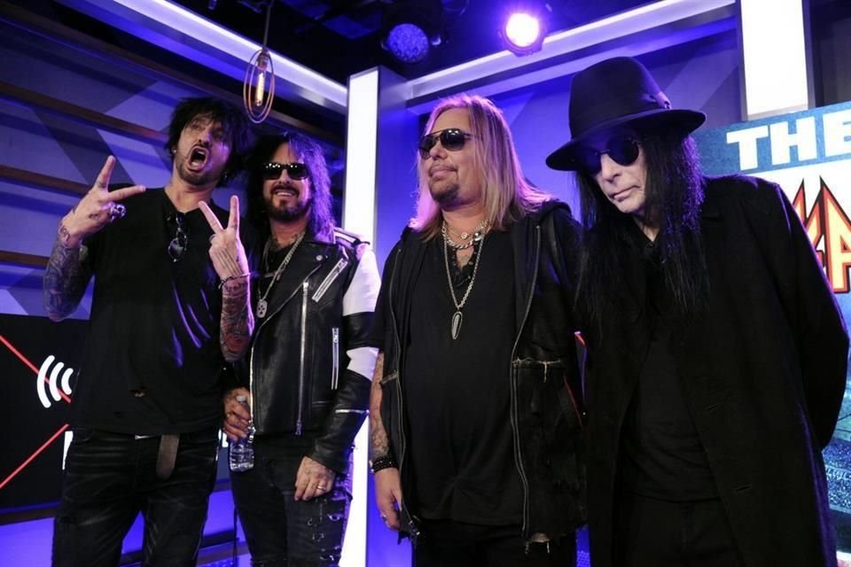 Tommy Lee junto a Nikki Sixx, Vince Neil y Mick Mars de Motley Crue.