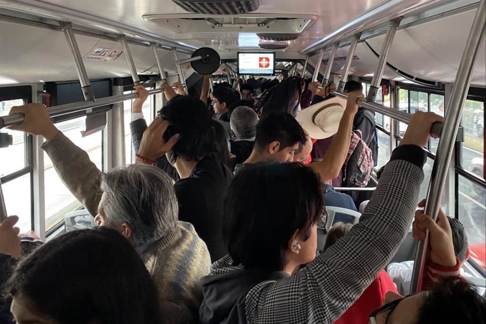 La ruta que atraviesa uno de los centros financieros y laborales más importantes de la Ciudad colapsa en las horas de entrada, comida y salida.