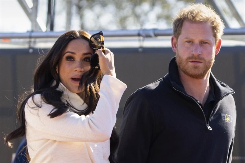 El Príncipe Enrique y Meghan Markle consideran que la familia real está detrás de sus proyectos fallidos y rechazos de marcas influyentes.