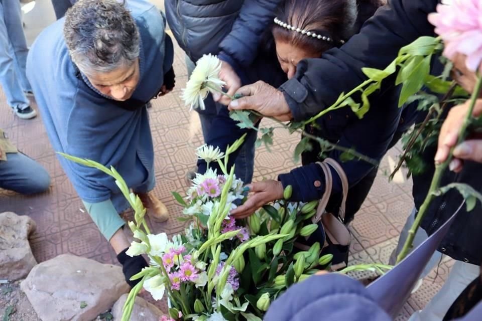 Activistas depositaron flores frente al Palacio de Gobierno de Chihuahua para recordar a la activista mexicana.
