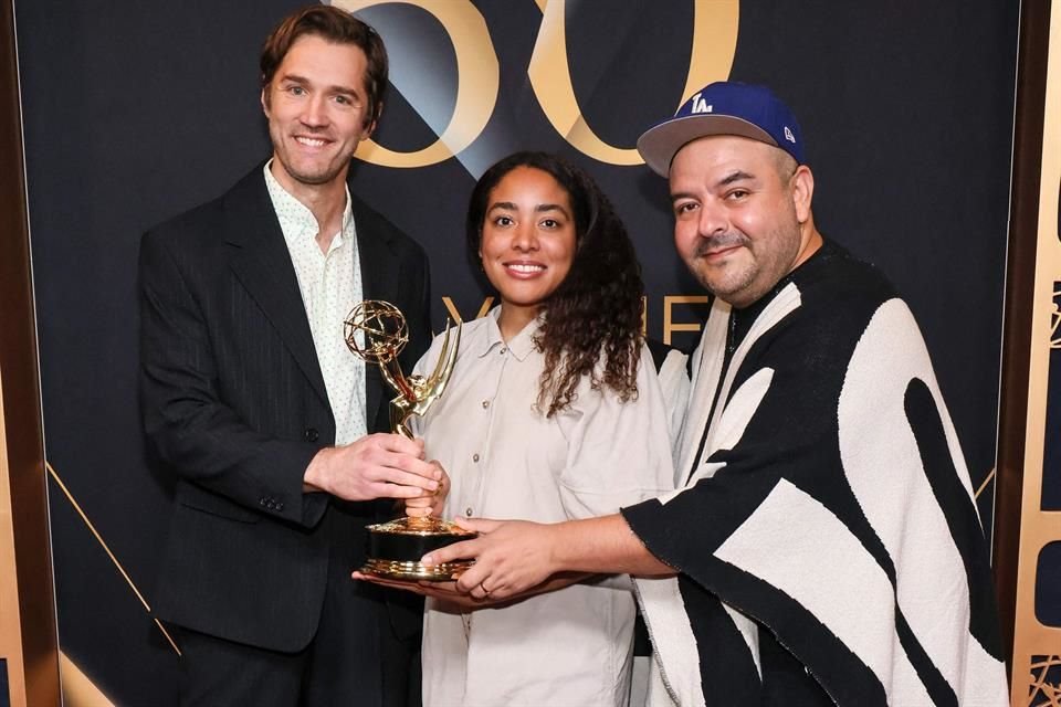 Lara recogió el premio junto con sus colegas Christopher Bear y Amanda Jones.