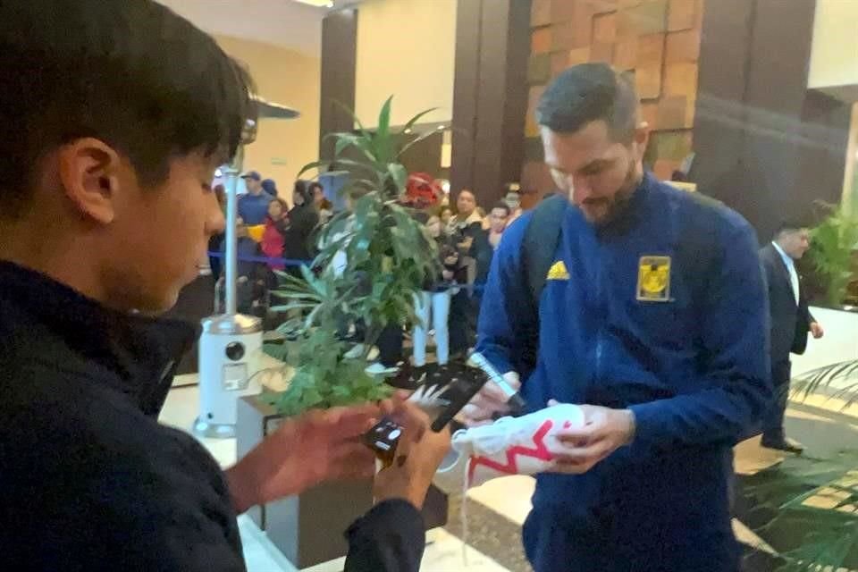 André-pierre Gignac firmó unos tenis a un aficionado a su llegada al hotel en la CDMX.