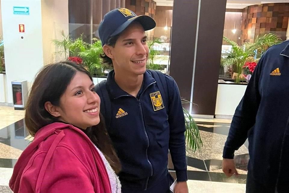 Diego Lainez también fue recibido por aficionados.