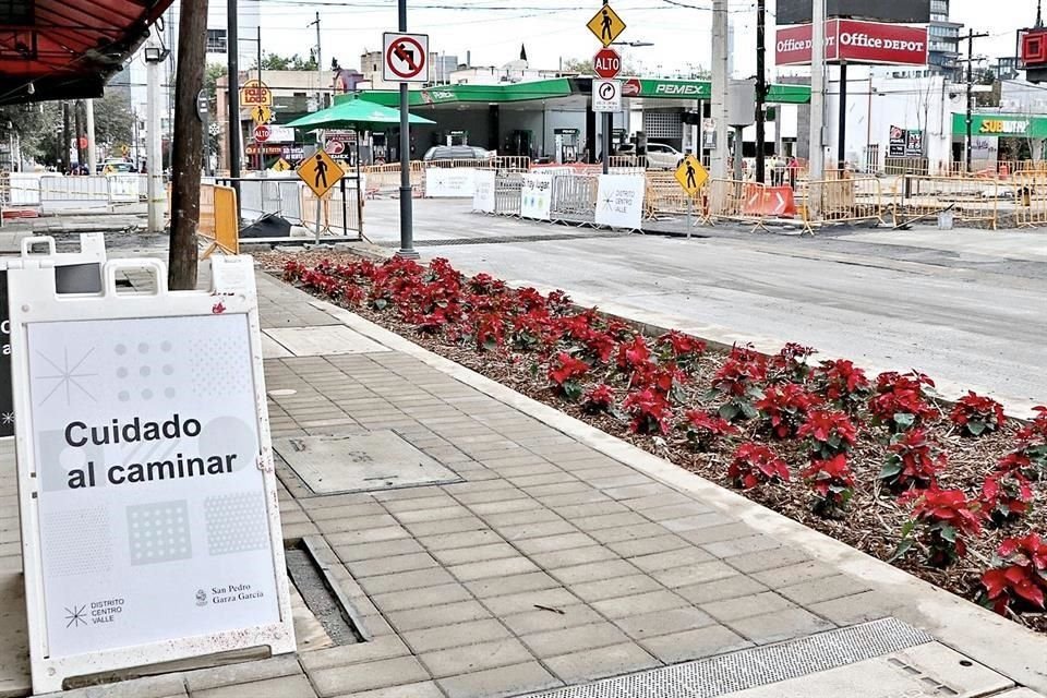 La reapertura se realizó entre labores de limpieza y obras en banquetas, que forman parte de la regeneración en el Centrito Valle.