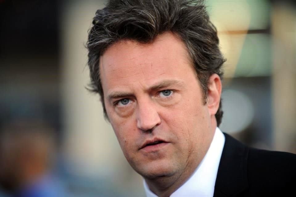 Kayti Edwards, ex novia de Matthew Perry dijo que el actor consiguió ketamina con un médico, de forma no oficial, por lo que pide que se haga una investigación.