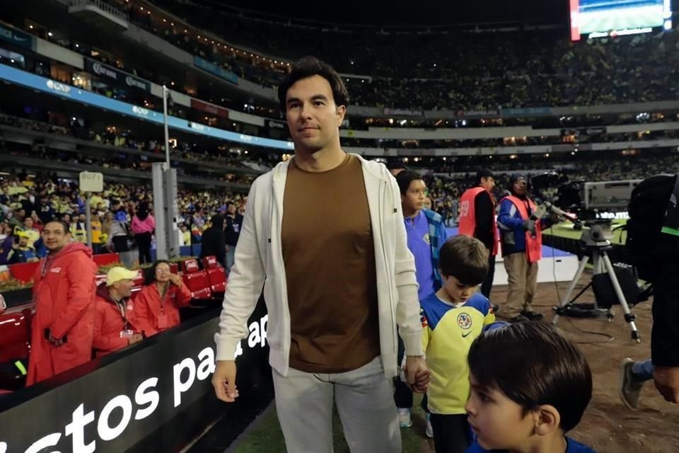 El piloto mexicano Sergio Pérez, aficionado del América, estuvo presente como invitado en el Estadio Azteca.