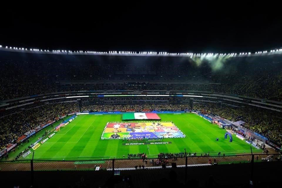 Imagen panorámica del Estadio Azteca en el protocolo previo del arranque del partido.