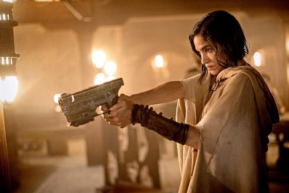 En su primer papel estelar, la argelina Sofía Boutella lidera la space opera 'Rebel Moon' de Zack Snyder.