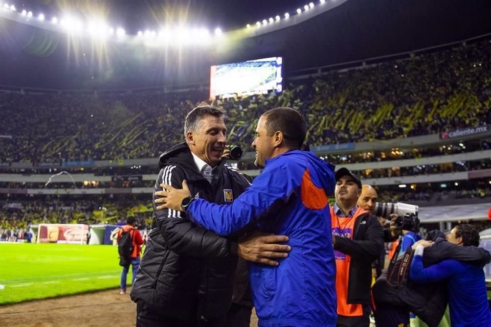 El saludo entre Robert Dante Siboldi, DT de Tigres, y André Jardine, DT del América, antes del arranque de la Final.