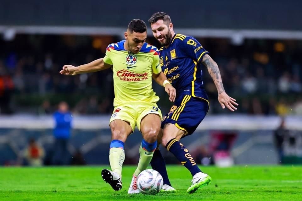 Cáceres y Gignac pelean la redonda en el primer tiempo.