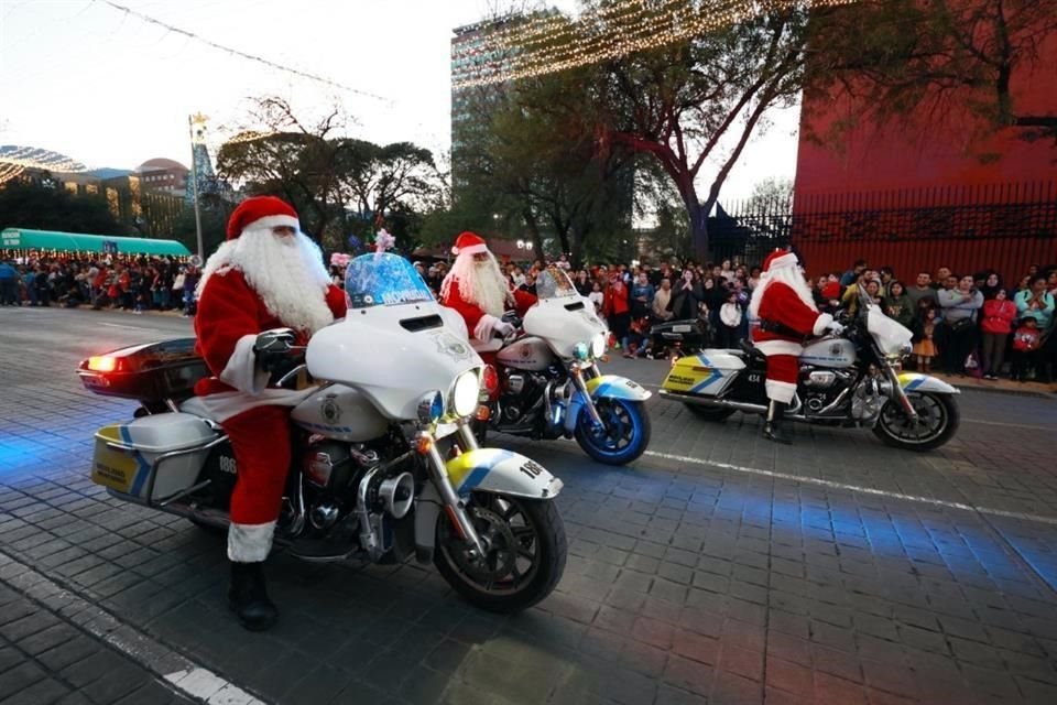 Los motores de motocicletas de Tránsito montadas por cinco Santa Closes fueron la sensación en las avenidas de la Ciudad.