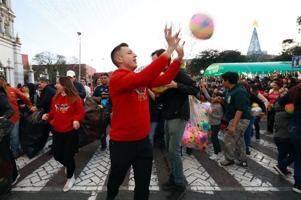 El alboroto surgió en el desfile por los cientos de pelotas de plásticos que el Alcalde Luis Donaldo Colosio lanzó a los asistentes.