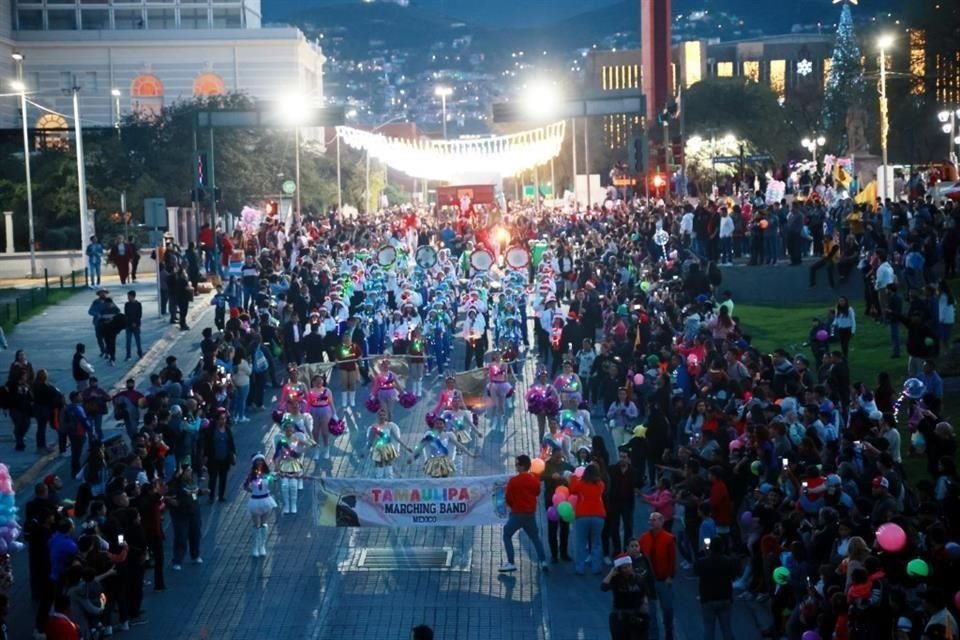 En el desfile participaron  toda una villa navideña en la Explanada de los Héroes y en la Plaza Zaragoza.