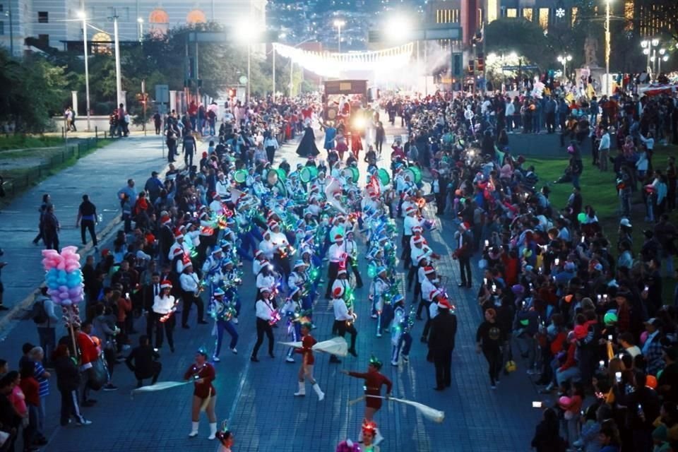 Miles de pequeños y grandes disfrutaron del gran desfile navideño de Monterrey.