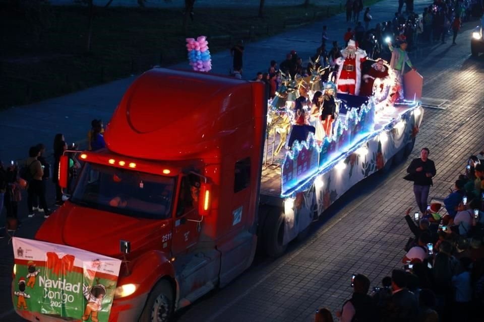 Desfilaron también siete carros alegóricos escenificando temas navideños como 'El Cascanueces', el trineo con Santa y la Señora Clos, y las infaltables galletas de jengibre.