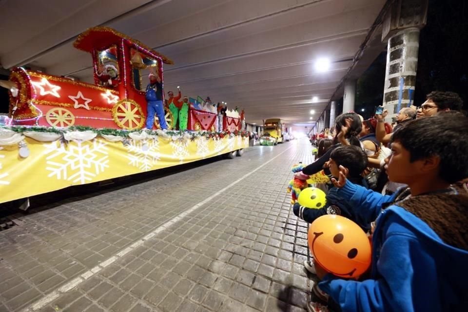 Participaron en sus unidades elementos de Seguridad, de Protección Civil, Bomberos y 20 camionetas iluminadas con luces navideñas, así como un pequeño tren.