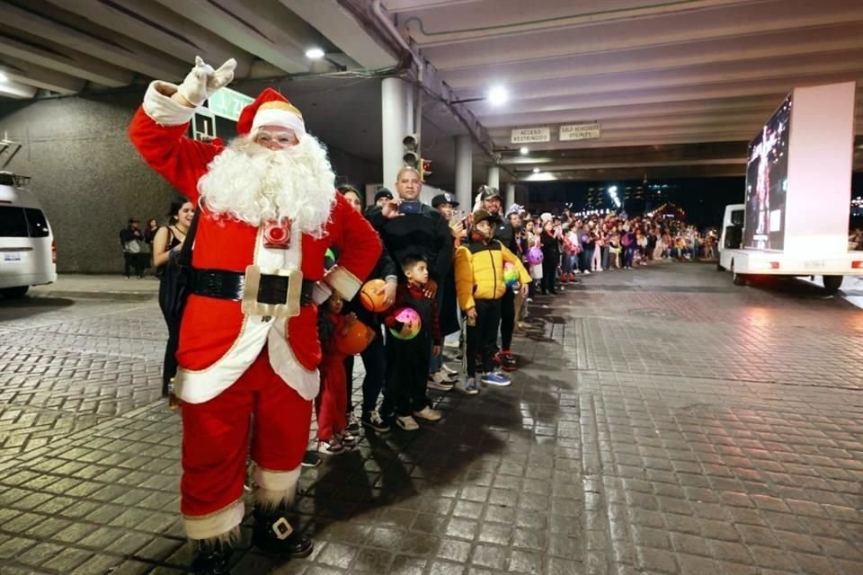 Santa Clos presente entre los asistentes del desfile.