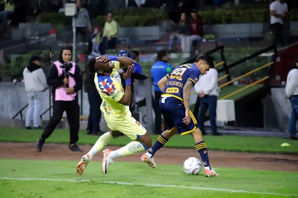 Raymundo Fulgencio le dio una manotazo a Julián Quiñones, ya sin el balón en disputa, y se ganó la roja al 79'.