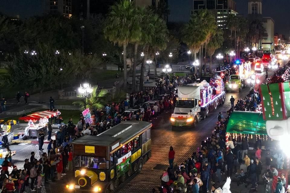 El desfile regio coronó el ambiente navideño que se ha intensificado en los últimos días en la Macroplaza.