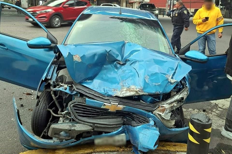 Una joven que viajaba a bordo de uno de los autos tuvo que ser trasladada al hospital.