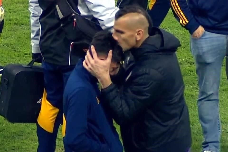 Raymundo Fulgencio fue consolado por Nahuel Guzmán, luego de la derrota de Tigres en la Final del Apertura 2023.