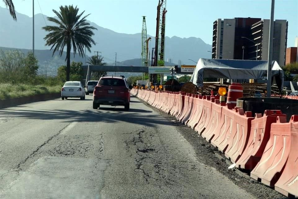 Los hundimientos se ubican en Constitución, a la altura de la Escuela Normal Miguel F. Martínez, y frente a la Primaria Profesor Oziel Hinojosa García.