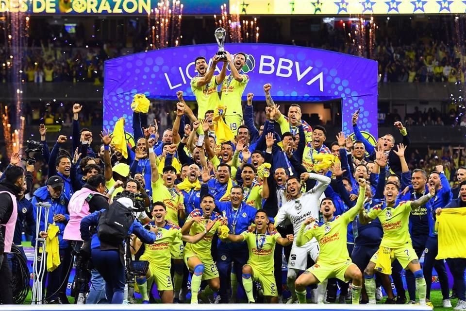 El festejo del América con el trofeo de campeón. Henry Martín, capitán del equipo, compartió el levantar el centro junto a Miguel Layún, quien se va a retirar.