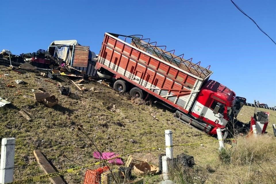 Al menos siete personas personas fallecieron tras un choque entre dos camiones de redilas en el Circuito Exterior Mexiquense.