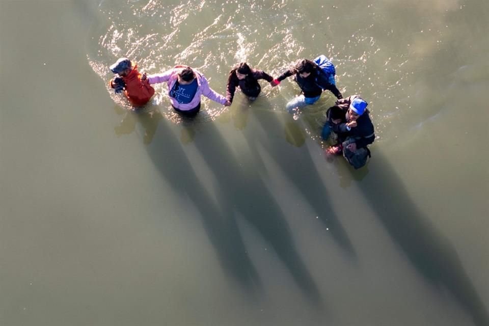 Migrantes cruzan el Río Bravo en la frontera de México y Estados Unidos, a la altura de Eagle Pass, Texas.