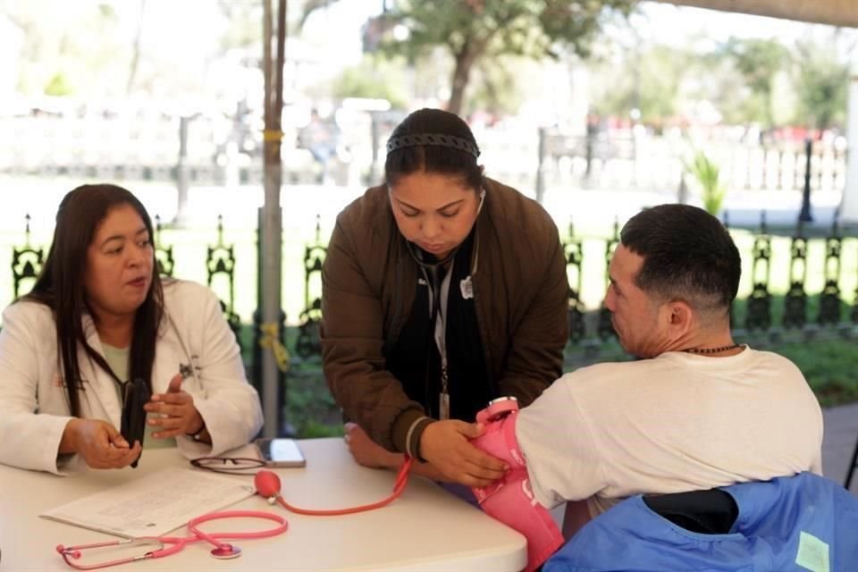 En uno de los módulos, algunos paseantes aprovecharon para revisar su presión, obtener información dental o ponerse vacunas tanto de Covid como de influenza.