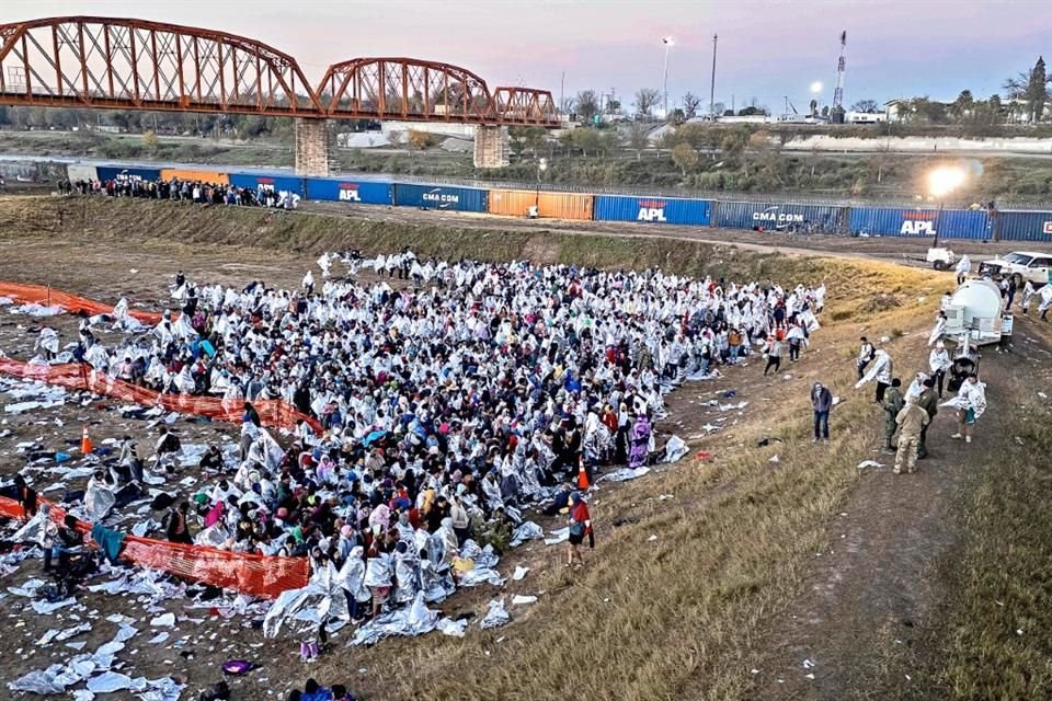 Oficina de Aduanas de EU suspendió operaciones en cruces ferroviarios de Texas para reasignar personal que apoye a Patrulla Fronteriza.