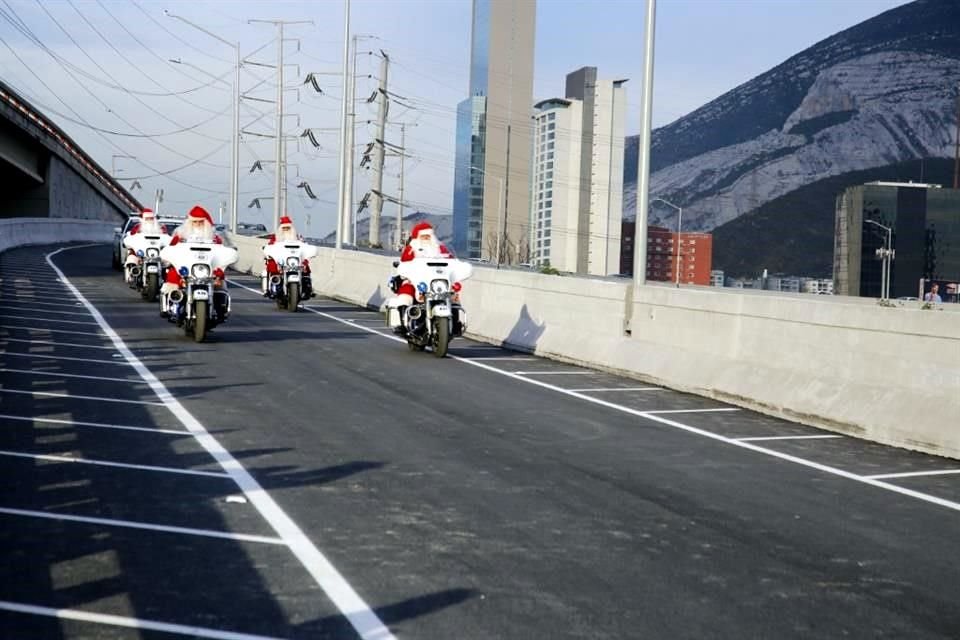 Elementos de Tránsito de Monterrey inauguraron la vialidad vestidos de Santa.