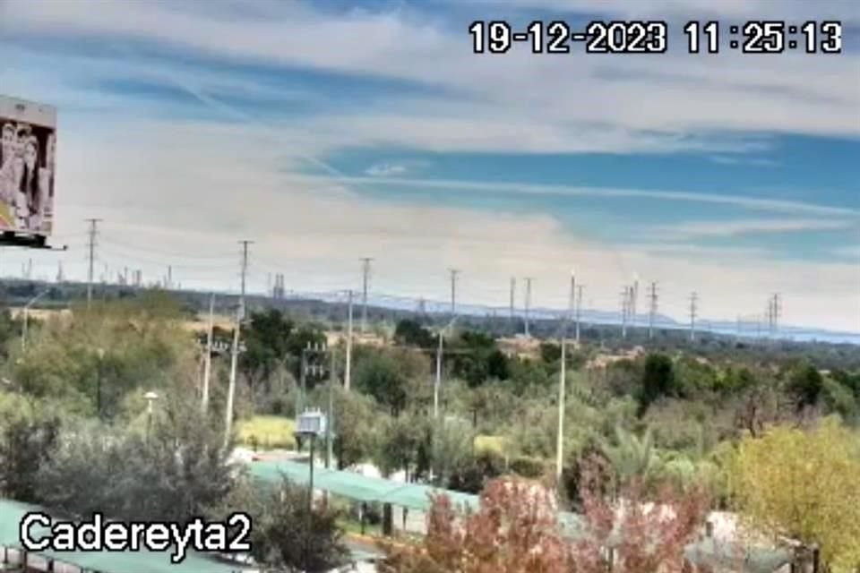 Cámara frente a la Refinería de Pemex, en Cadereyta.