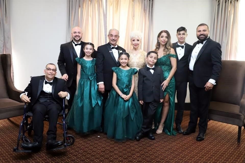 Gustavo Rodríguez González y Dora Margarita González Guerrero con su familia