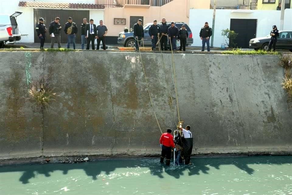 Servicios de emergencia apoyaron para rescatar el cuerpo de un joven, el cual fue abandonado en un canal.