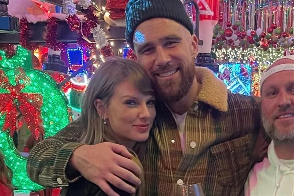 Taylor Swift y Travis Kelce pasarán las fiestas de Navidad y Año Nuevo juntos en Kansas, según confirmó una fuente allegada a la pareja.