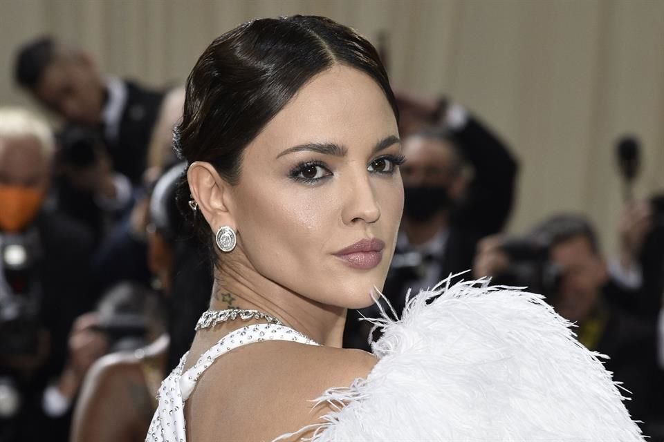 Eiza Gonzalez tiene un romance con Mario Casas.